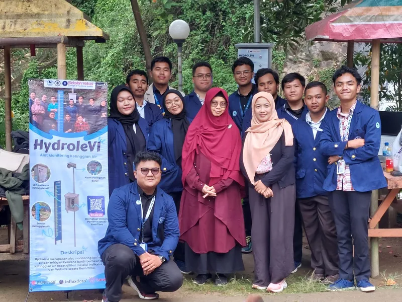 The project team posing outdoors beside a HydroleVi banner.